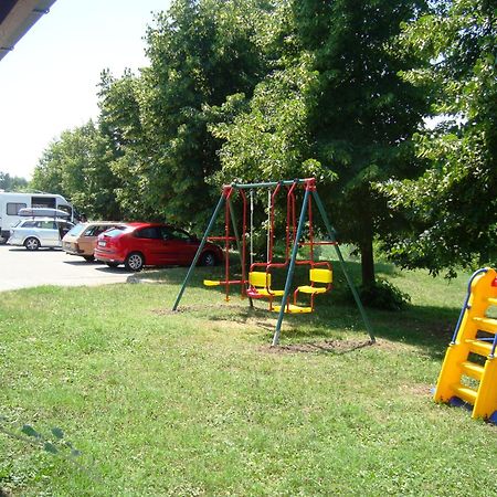 Motel Kod Bakija Karlovac Buitenkant foto